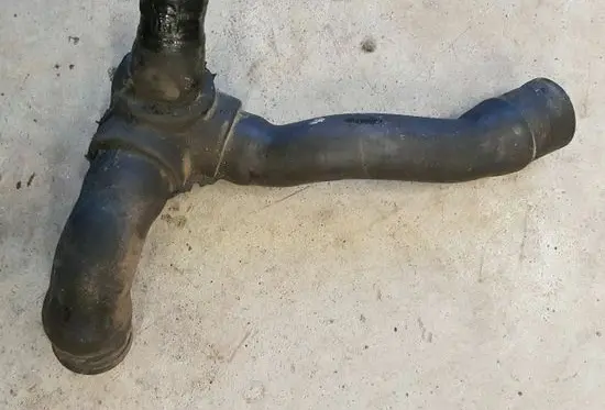 Volkswagen PASSAT B4 Engine coolant pipe/hose 037121053K