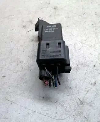 Volkswagen Golf VI Glow plug pre-heat relay 0281003038