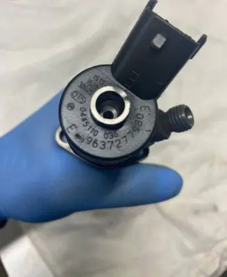 Peugeot 607 Fuel injector 9637277980