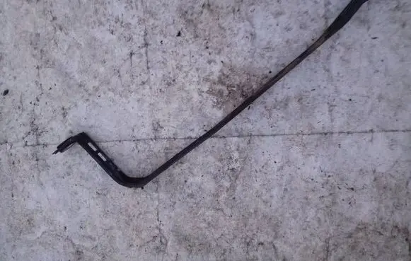 Fuel tank mounting bracket