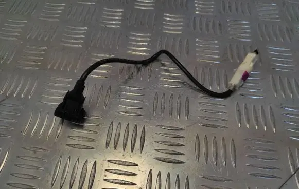 Mercedes-Benz C W204 USB socket connector A1728200515