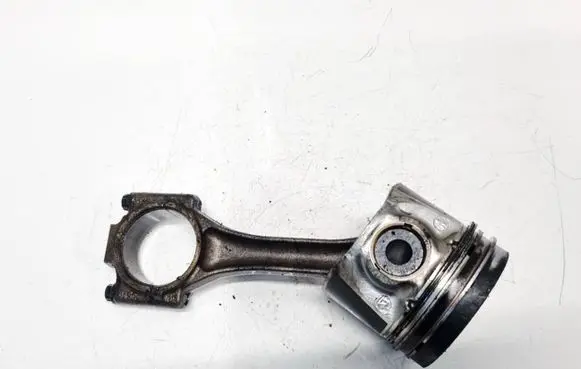 Volkswagen Golf IV Piston with connecting rod