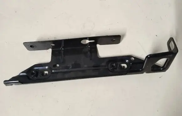 BMW 2 F22 F23 Radiator mount bracket 7389930