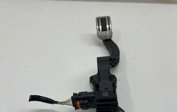 Peugeot 3008 III Accelerator throttle pedal 9675831180