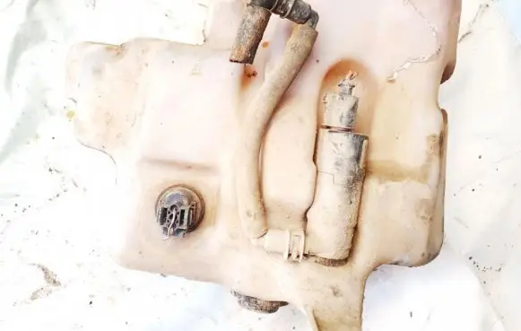 Volkswagen Golf IV Windscreen/windshield washer pump