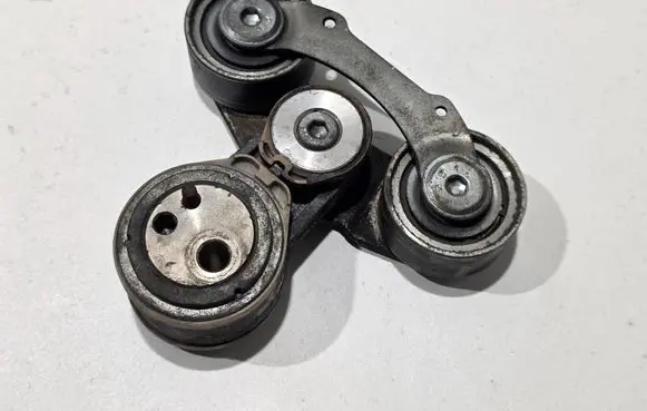 Volvo V60 Generator/alternator belt tensioner 31339090