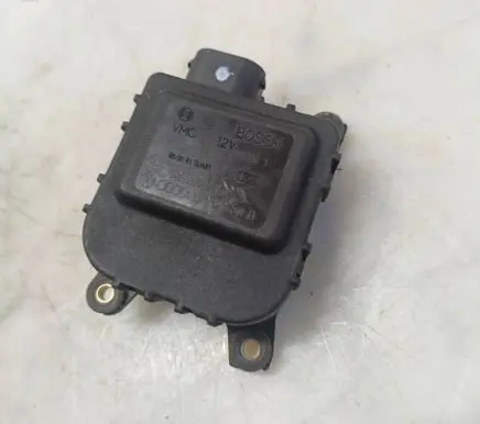 Volkswagen PASSAT B5 Air flap motor/actuator 0132801149 700035693E00 8D1820511B