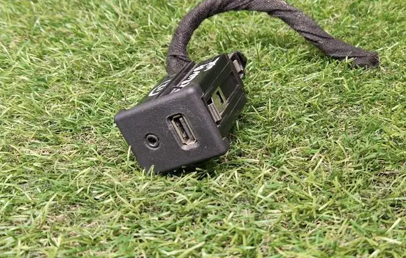 Opel Meriva B AUX in-socket connector 13339483