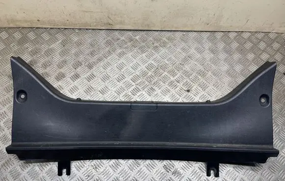 Trunk/boot sill cover protection