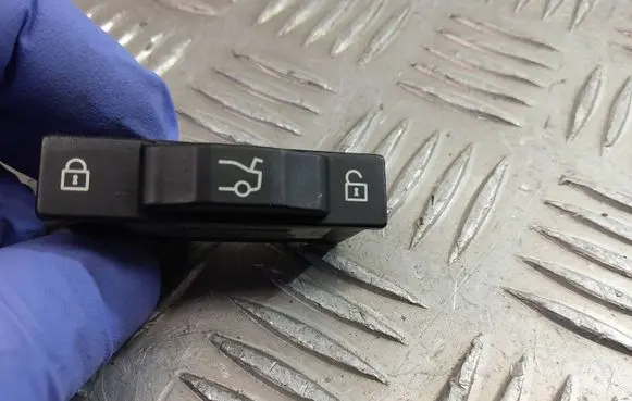 BMW 7 F01 F02 F03 F04 Tailgate/boot open switch button 8379766