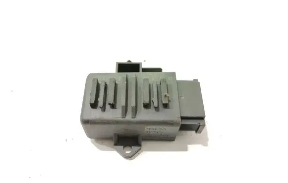 Volkswagen PASSAT B7 Seat heating relay 1K0959772