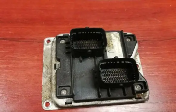 Alfa Romeo 166 Engine control unit/module 0261204733 1037359653