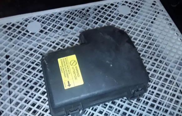 Volvo S60 Fuse box cover 8645259