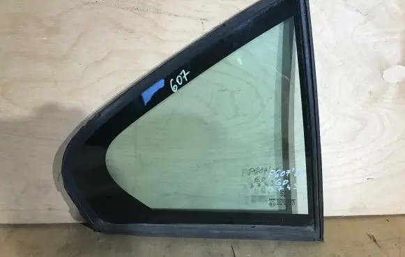 Rear vent window glass