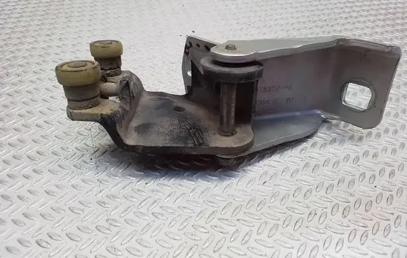 Renault Kangoo II Sliding door lower roller guide/hinge 497757G
