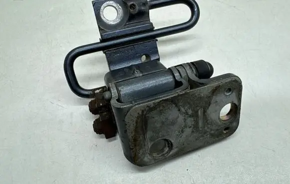 Volkswagen PASSAT B7 Rear door lower hinge 3C8833411B