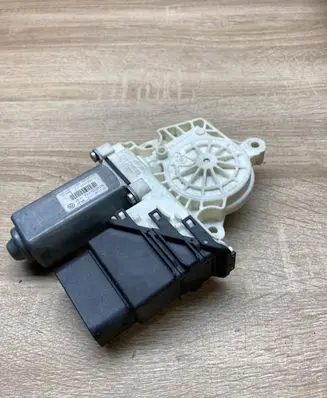 Volkswagen PASSAT B6 Rear door window regulator motor 1K0959703P 973624105