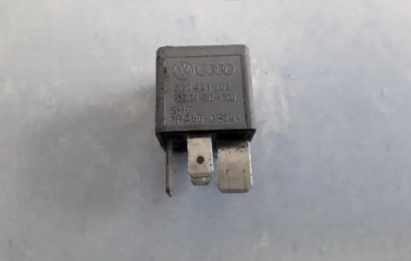 Volkswagen PASSAT B5.5 Other relay 8d0951253 v23134-j52-x300