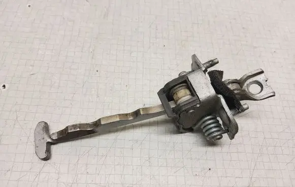 Opel Vectra C Front door check strap stopper