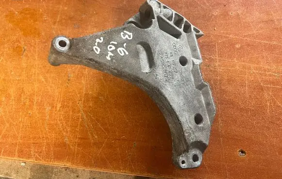 Volkswagen PASSAT B6 Engine mounting bracket 03L199207