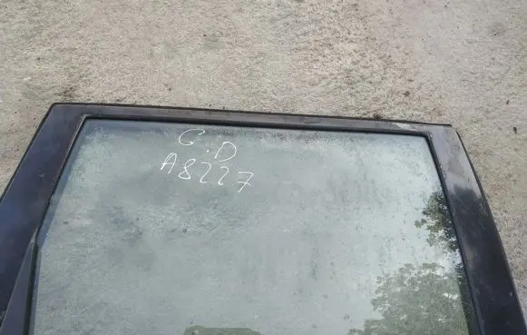 Nissan X-Trail T30 Rear door window glass