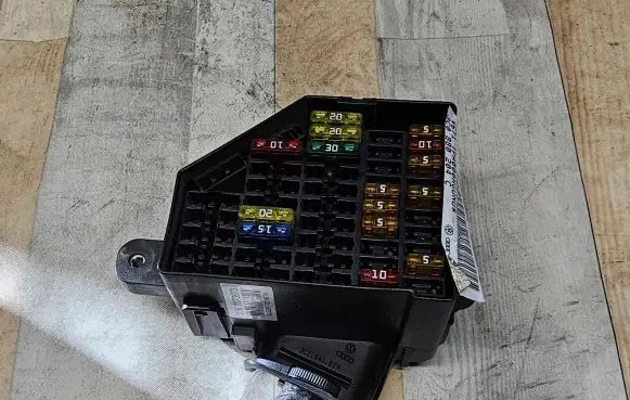 Volkswagen PASSAT B6 Fuse module 3C0880204C