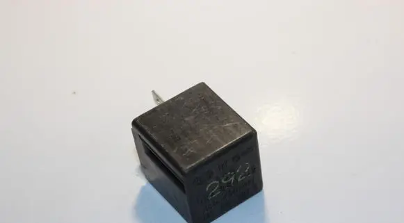 Volkswagen PASSAT B5 Other relay 3SB00488502