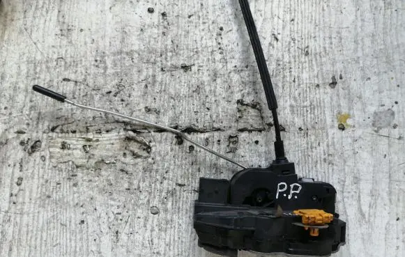 Opel Insignia A Front door lock 3023880