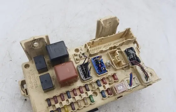 Toyota Avensis Verso Fuse module 8922144030