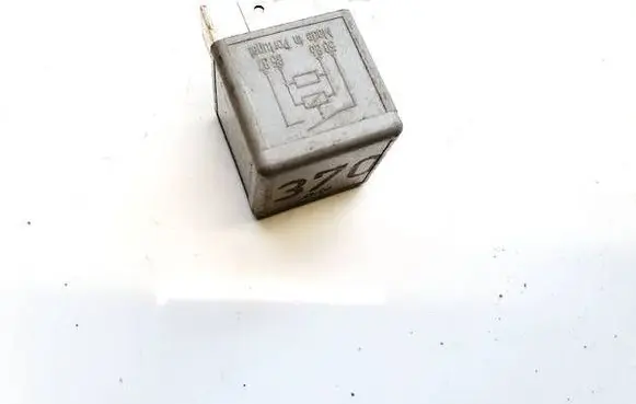 Volkswagen PASSAT B5.5 Other relay 8D0951253A v23134-j52-x300