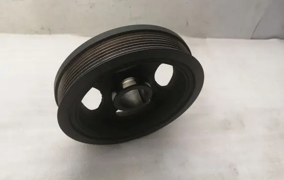 Toyota Avensis T250 Crankshaft pulley 134080R011 134080R010