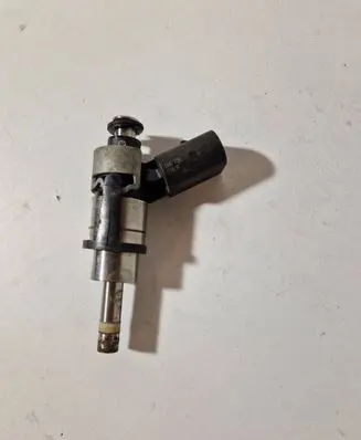 Volkswagen Golf V Fuel injector 06F906 036A