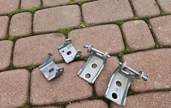 Citroen Berlingo Front door lower hinge OPELCZESCI.com-F39