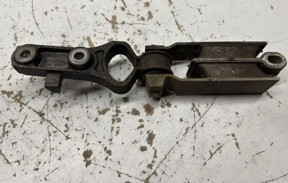 Volvo V60 Engine mount bracket 31330145