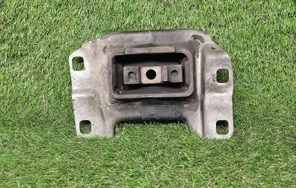 Ford Focus Engine mount bracket 3M517M121AE