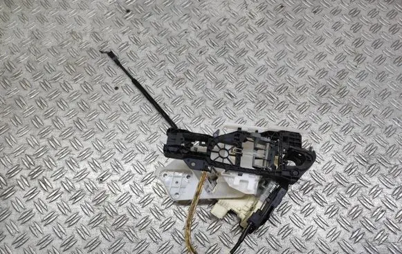 Volkswagen PASSAT B7 Rear door lock CZ3C4839015A