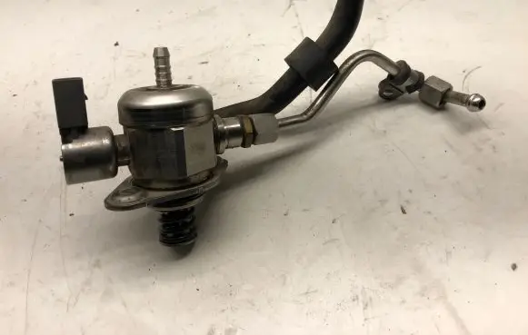 Audi A5 8T 8F Fuel injection high pressure pump 06K127025D 0261520354 2011091659