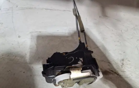 Mitsubishi Grandis Rear door lock