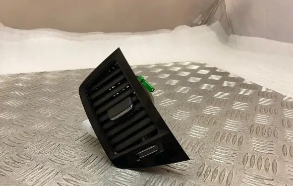 Volvo XC90 Dash center air vent grill 31366453