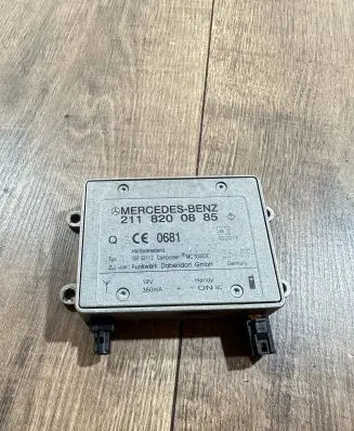 Mercedes-Benz E W211 Antenna control unit 2118200885 09702112