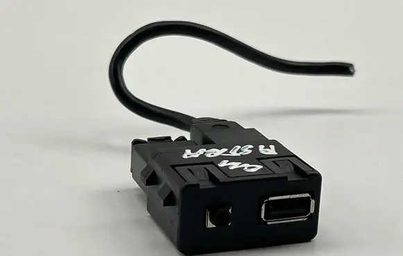 Opel Astra J USB socket connector 13360040 T2620681AF