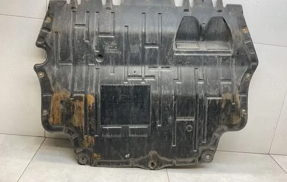 Volkswagen PASSAT B7 Engine splash shield/under tray 3C0825237H