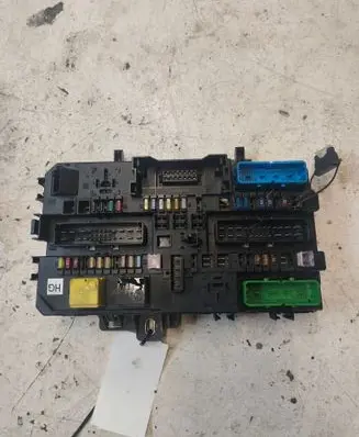 Opel Zafira B Fuse module 13206759