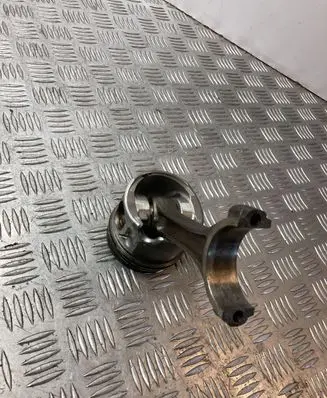Volkswagen PASSAT B6 Piston 
