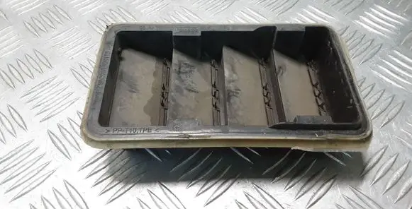 Quarter panel pressure vent
