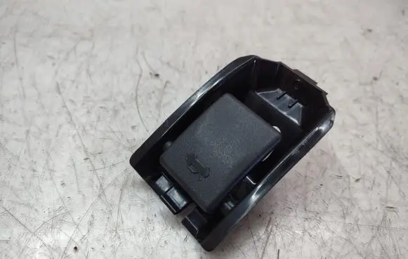 Suzuki Grand Vitara II Engine bonnet (hood) release handle