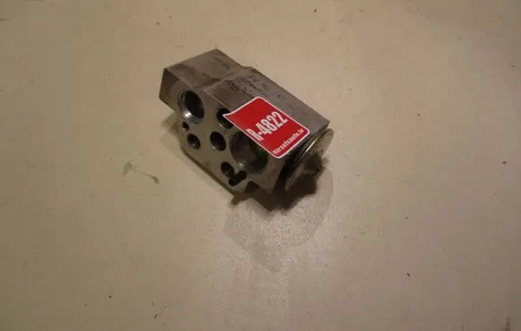Volkswagen Golf V Air conditioning (A/C) expansion valve 1K0820679 4475002251