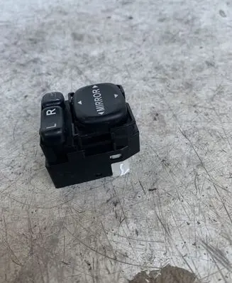 Toyota Avensis T250 Wing mirror switch