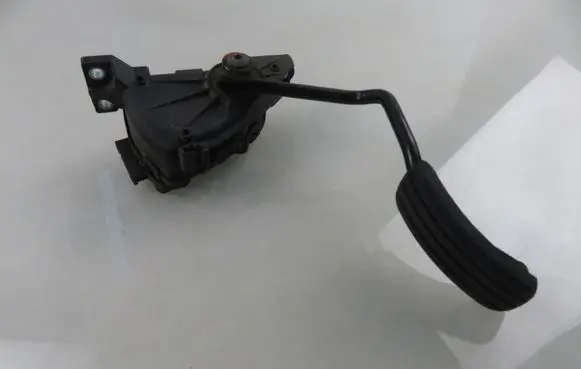 Accelerator throttle pedal