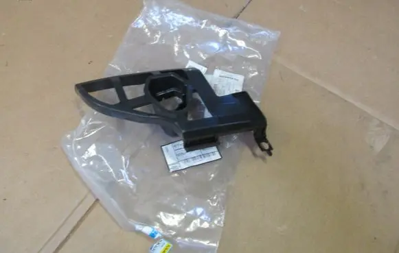 Skoda Yeti (5L) Front bumper mounting bracket 5L0807056B